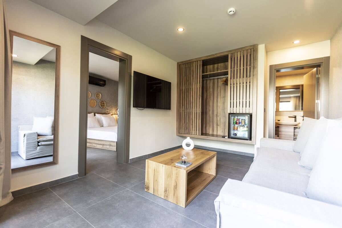 Grand Deluxe | Seprai premium, minibar, ruang kerja ramah laptop, dan kedap suara