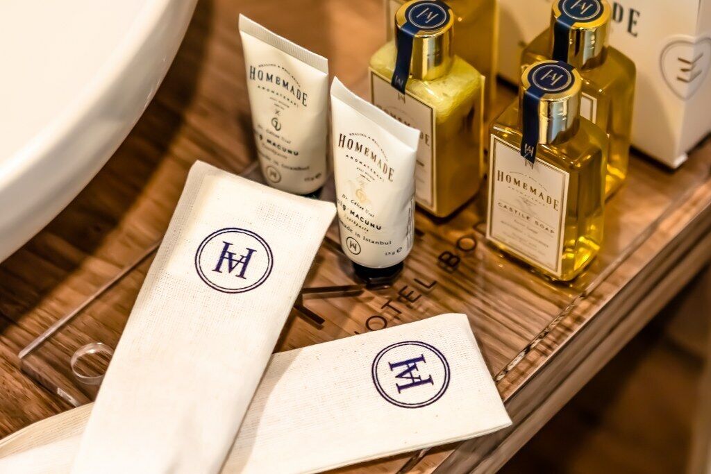 shower, rainfall showerhead, free toiletries, hair dryer