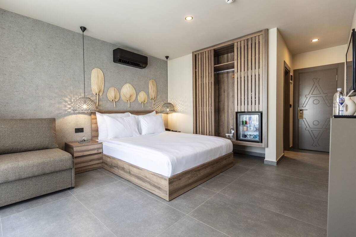 Superior Room | Seprai premium, minibar, ruang kerja ramah laptop, dan kedap suara