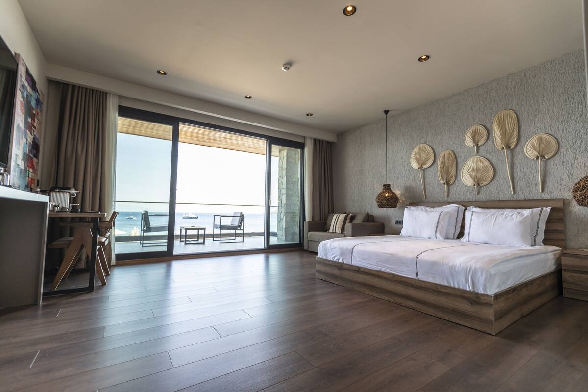 Prive Suite Sea View | Seprai premium, minibar, ruang kerja ramah laptop, dan kedap suara