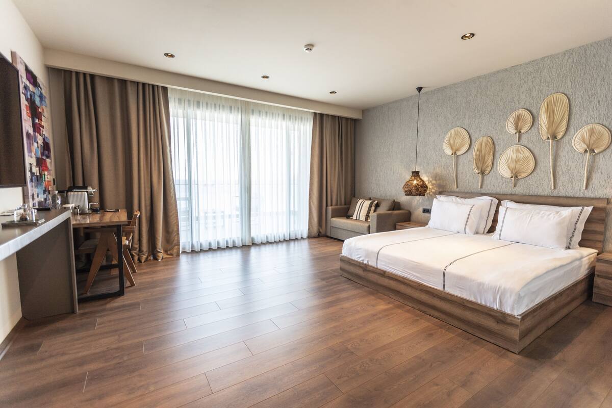 Prive Suite Pool View | Seprai premium, minibar, ruang kerja ramah laptop, dan kedap suara