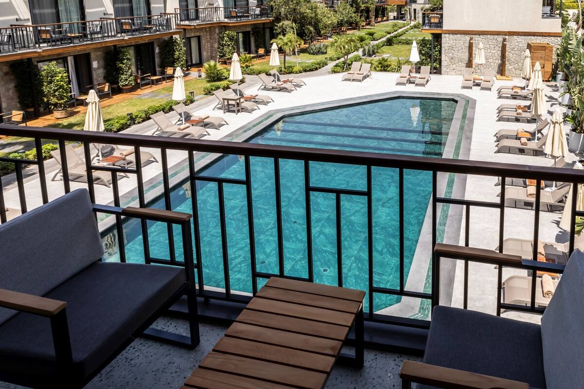 Seprai premium, minibar, ruang kerja ramah laptop, dan kedap suara