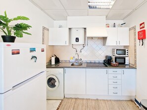 Kühlschrank, Mikrowelle, Wasserkocher mit Kaffee-/Teezubehör