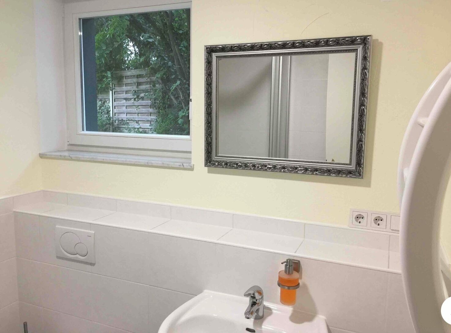 Regadera, secadora de cabello, toallas, jabón 