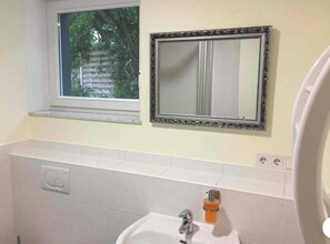 Shower, hair dryer, towels, soap - Souterrainzimmer im Grünen (Rösrath)