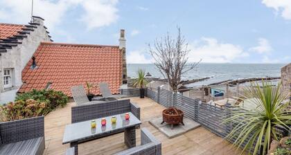 Fabulous three-storey townhouse with stunning outside space and amazing views