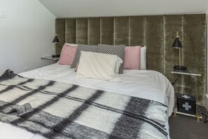 3 bedrooms, free WiFi, bed sheets - Completely Remodeled Ski in/Ski Out Condo - Views & Deck - Pet Friendly (Durango)