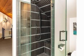 Ensemble douche/baignoire, sèche-cheveux, serviettes fournies