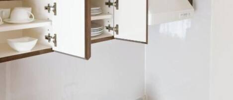 Kühlschrank, Mikrowelle, Herdplatte, Kochgeschirr/Geschirr/Besteck