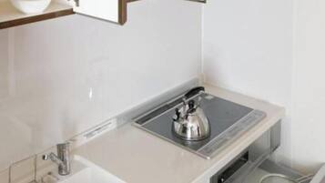 Geladeira, micro-ondas, cooktop, talheres/pratos/utensílios de cozinha