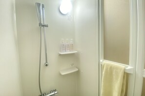 Secador de cabelo, toalhas de banho