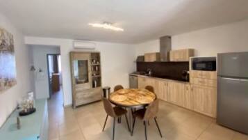 Réfrigérateur, micro-ondes, plaque de cuisson, lave-vaisselle