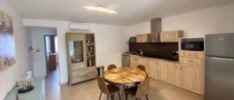 Réfrigérateur, micro-ondes, plaque de cuisson, lave-vaisselle