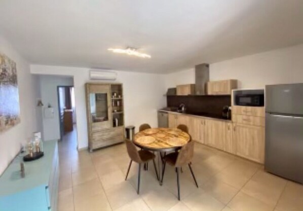 Kühlschrank, Mikrowelle, Herdplatte, Geschirrspüler