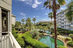 Property grounds - 2204 SeaCrest - Professionally decorated & spectacular! (Hilton Head Island)