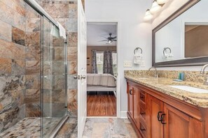 Combined shower/bathtub, towels - Egret Run #216 Weekly Rentals Only! Golf Community (North Myrtle Beach)