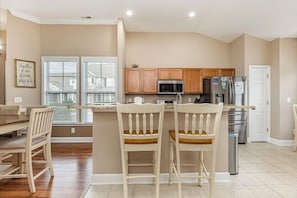 Fridge, microwave, oven, stovetop - Egret Run #216 Weekly Rentals Only! Golf Community (North Myrtle Beach)