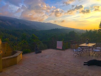 Vue Terrasse sur la Sainte Victoire et Ă droite le chateau de Picasso