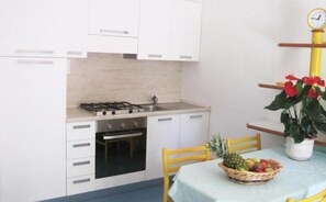Réfrigérateur, batterie de cuisine, vaisselle et ustensiles