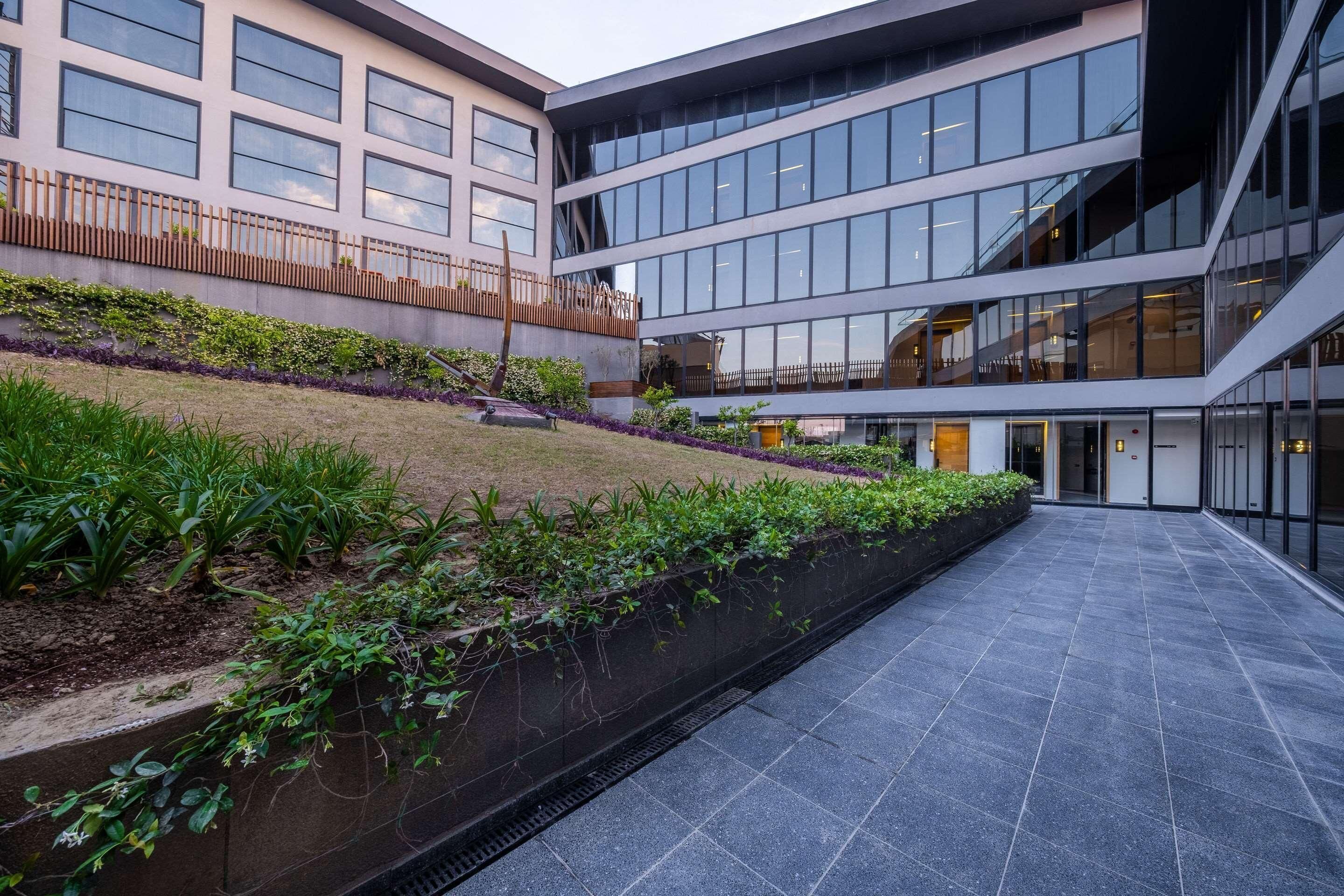 المنطقة المحيطة بالمنشأة