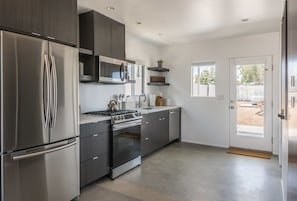Frigorífico, microondas, horno y placa de cocina