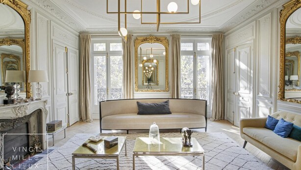 Ein luxuriöses Zimmer mit einer Couch, einem Couchtisch und einem Kamin.