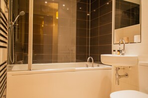 Standard Apartment, 1 Bedroom, Non Smoking, Kitchenette | Bathroom
