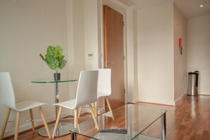 Standard Apartment, 1 Bedroom, Non Smoking, Kitchenette | Living area | Flat-screen TV, heated floors - One Bed Serviced Apt Moorgate (London)