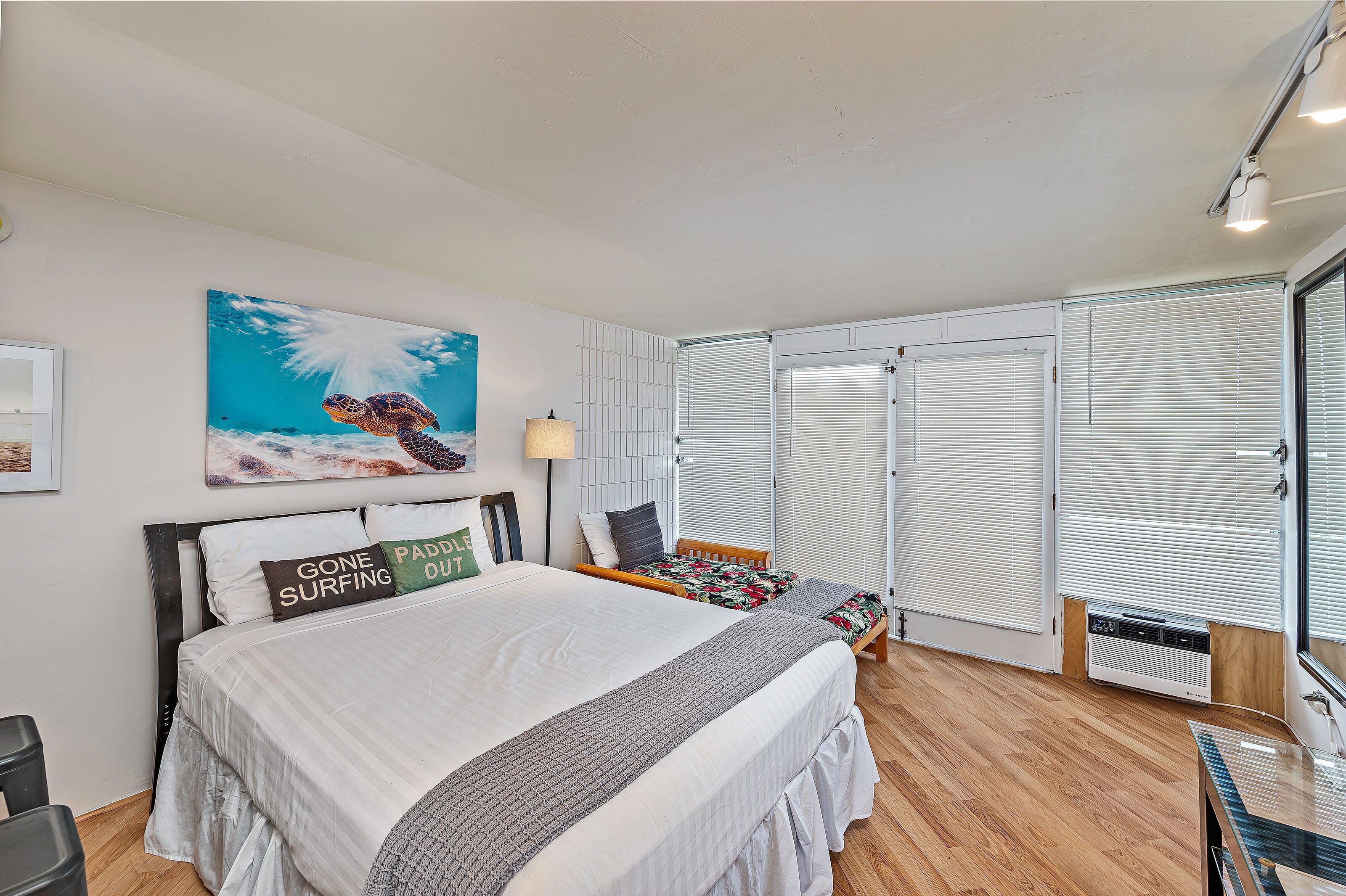 Skrivebord, strykejern/-brett, wi-fi (inkludert) og sengetøy