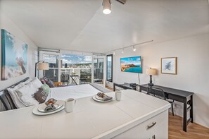 Skrivebord, strykejern/-brett, wi-fi (inkludert) og sengetøy