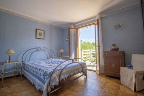 3 habitaciones, tabla de planchar con plancha y wifi