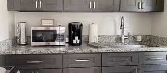 Private Cottage + Mins to Downtown Savannah River Street. 