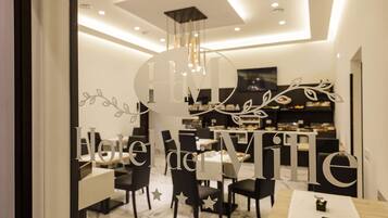 Tägliches Frühstücksbuffet gegen Gebühr