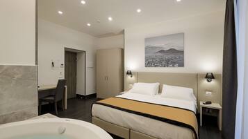 Habitación Deluxe, 1 cama King size, para no fumadores, balcón | Muebles diferentes, escritorio y espacio para trabajar con laptop