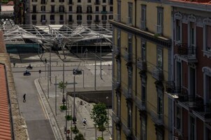 Una vista di una strada con edifici, un attraversamento pedonale e un cantiere con ponteggi.