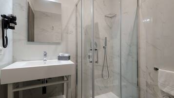 Dusche, Regendusche, Bidet, Handtücher