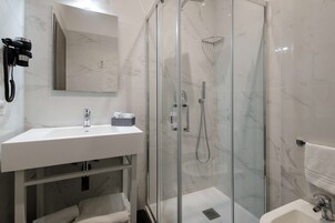 Doccia, soffione a pioggia, bidet, asciugamani