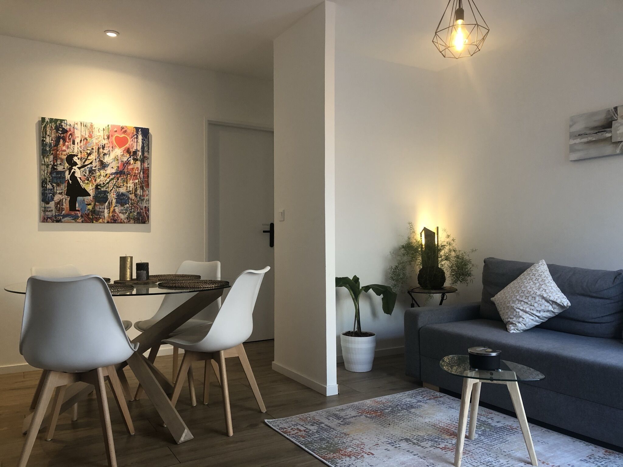 Een smart-tv en boeken