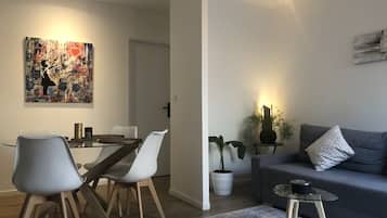 Een smart-tv en boeken