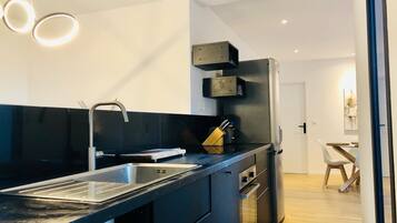 Réfrigérateur, micro-ondes, four, plaque de cuisson