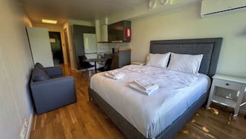 Premium Apartment | Hypo-allergenic bedding, blackout drapes, bed sheets