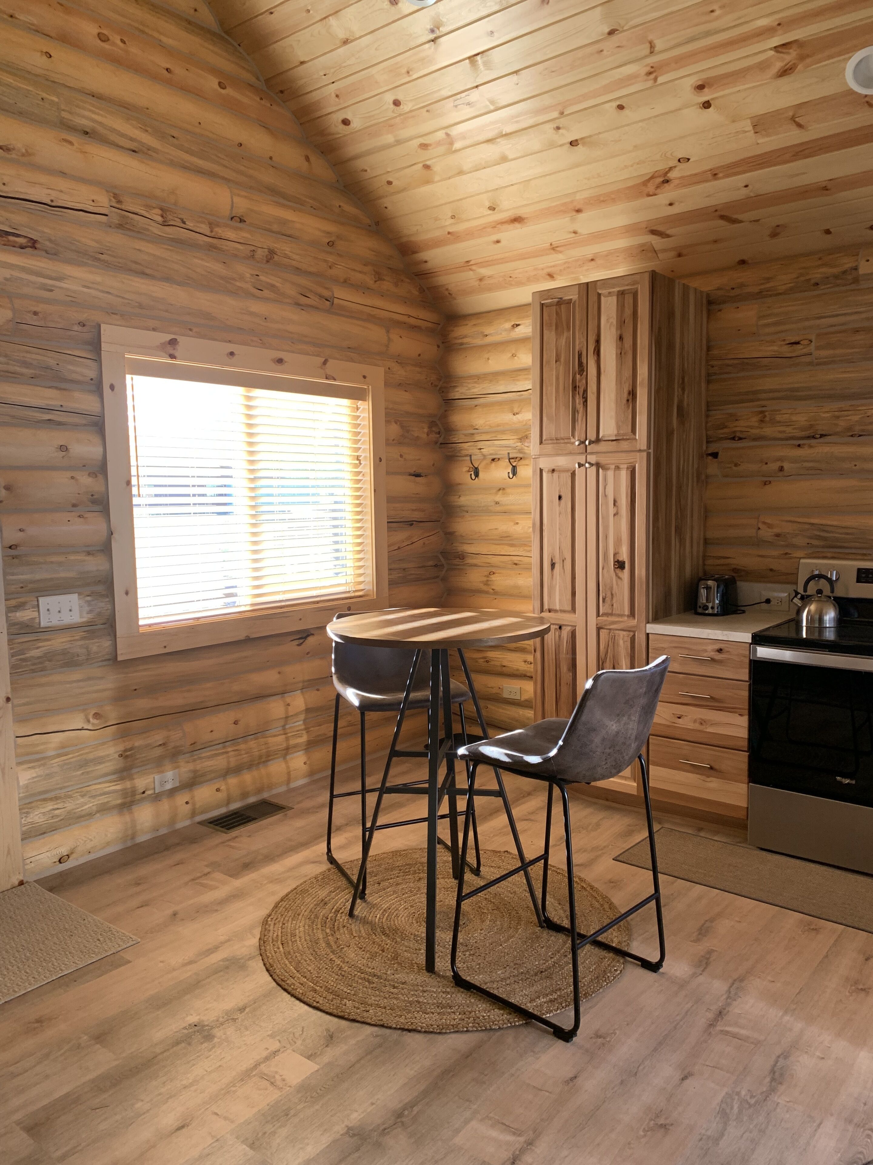 Charming Log Cabin close to GTNP with fishing access nearby