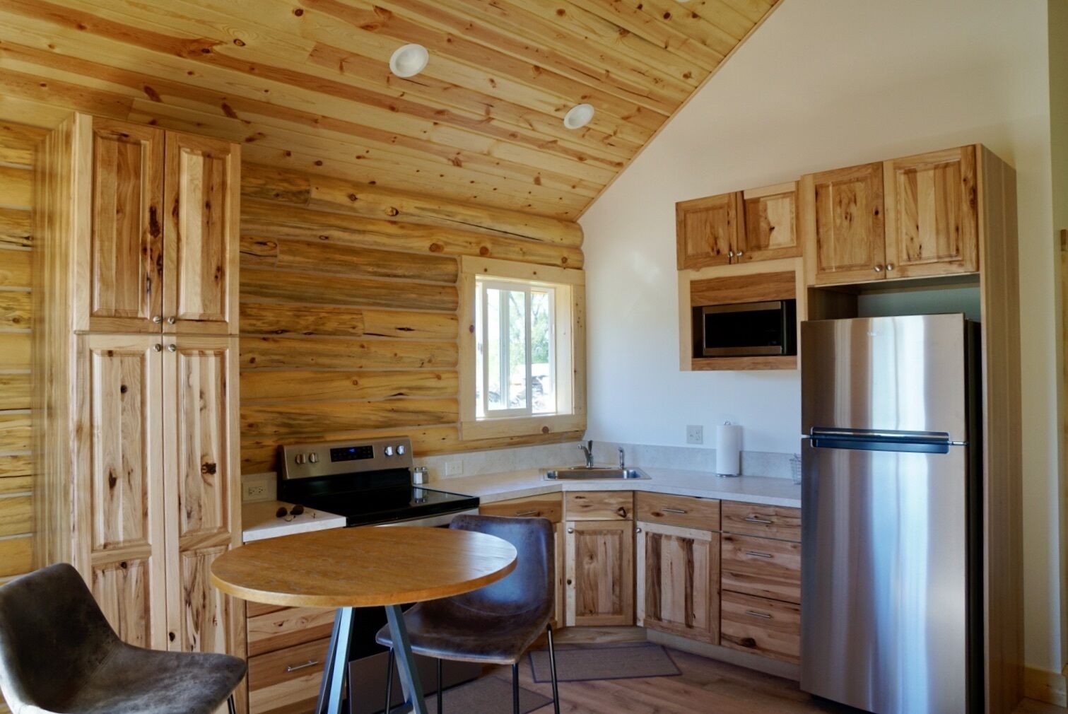 Charming Log Cabin close to GTNP with fishing access nearby