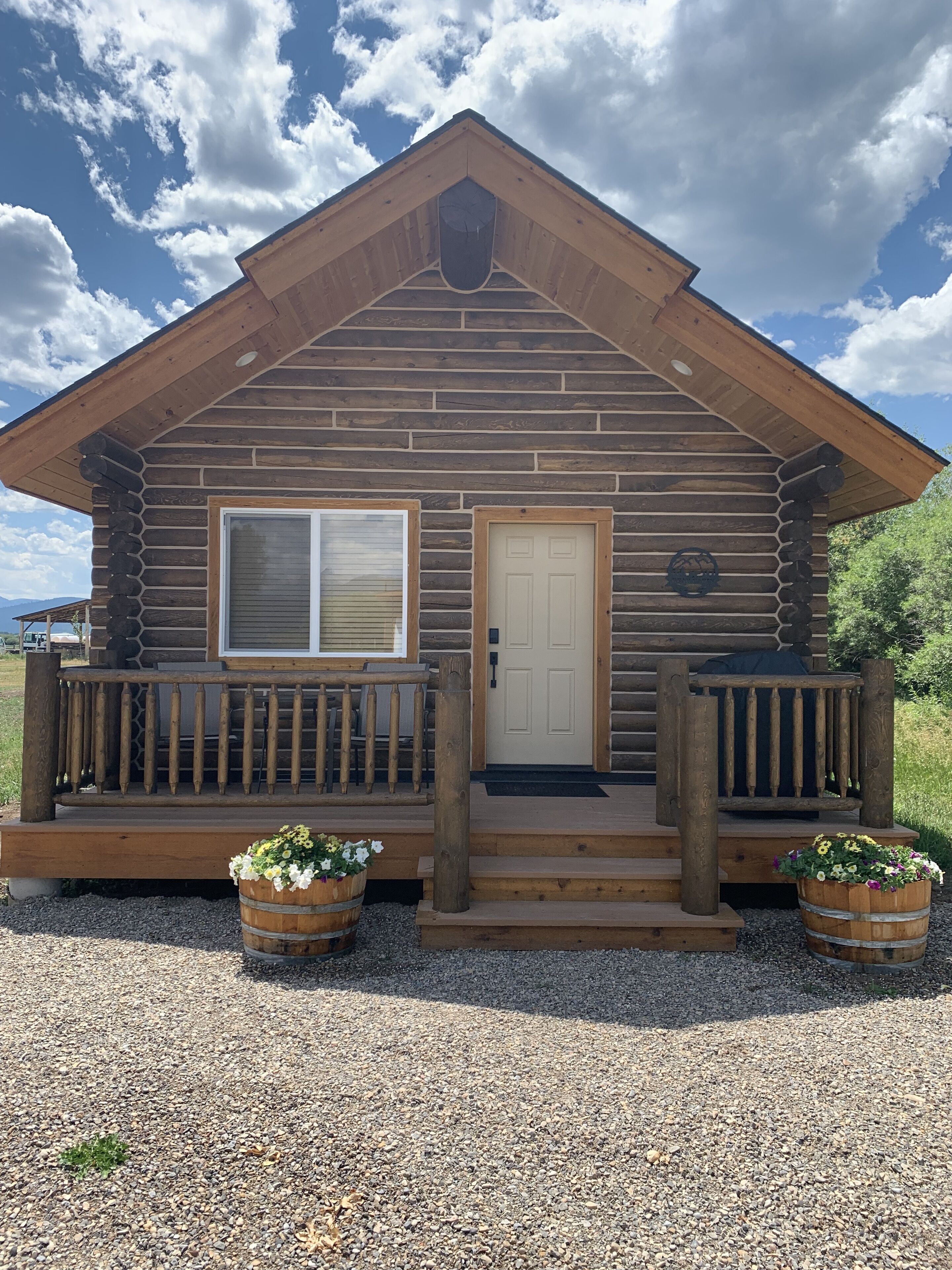 Charming Log Cabin close to GTNP with fishing access nearby