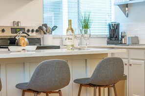 Fridge, microwave, oven, stovetop - The Wanderer - Walk To Downtown - On Bike Trail (Fayetteville)