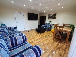 Casa, varias camas | Área de sala de estar
