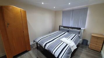 House, Multiple Beds | 5 bedrooms, iron/ironing board, free WiFi, bed sheets