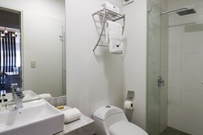 Dusj, hårføner og håndklær