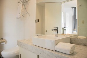 Dusj, hårføner og håndklær