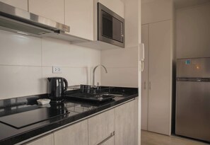 Kjøleskap, mikrobølgeovn, ovn og kaffetrakter/tekoker